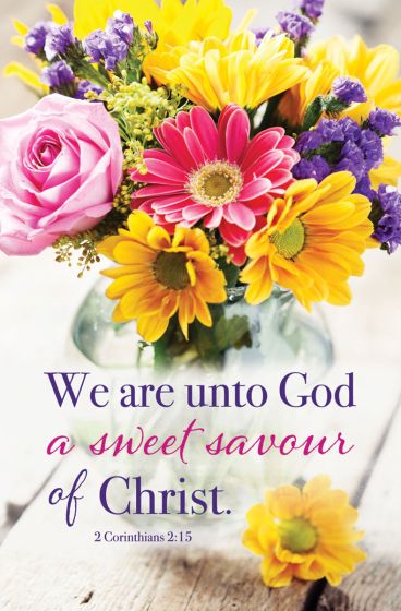 Un ramo de flores de colores en un jarrón sobre una superficie de madera con el versículo bíblico «Somos para Dios un aroma agradable de Cristo. 2 Corintios 2:15»: perfecto para boletines de iglesia o anuncios de iglesia.