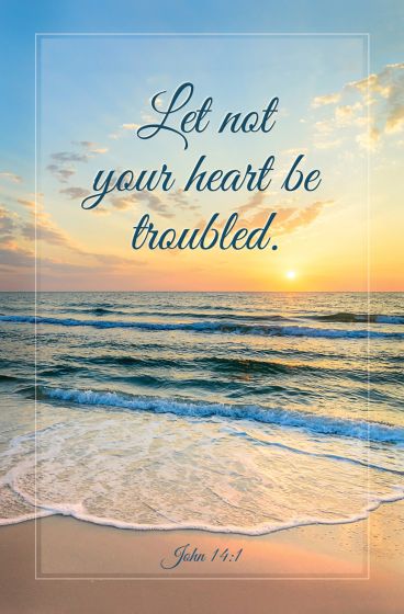 Una playa tranquila al atardecer con olas suaves, un cielo parcialmente nublado y el texto «No se turbe vuestro corazón. Juan 14:1» escrito con una tipografía decorativa: ideal para anuncios de iglesia o boletines de iglesia que inspiren paz y reflexión.