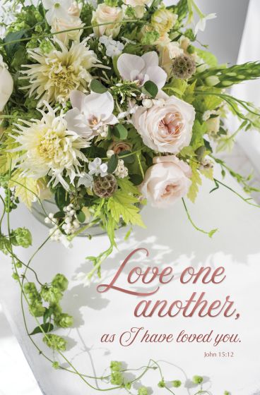 Un ramo de flores blancas y rosa pálido descansa sobre una superficie blanca. El texto dice: «Amaos los unos a los otros, como yo os he amado». Juan 15:12: ideal para boletines de iglesia o para el orden del servicio.