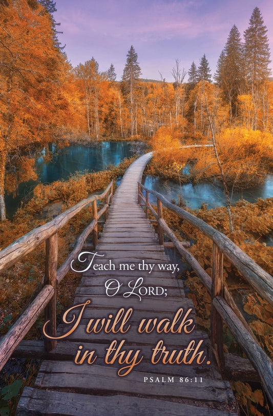 Un puente de madera cruza un arroyo azul entre los árboles otoñales, evocando un momento de paz ideal para la reflexión. El texto dice: «Enséñame, Señor, tu camino; caminaré en tu verdad». Salmo 86:11. Ideal para boletines de iglesia o para la orden del servicio, esta escena serena inspira fe y orientación durante los anuncios de la iglesia.