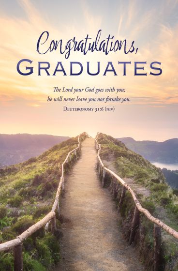 Un sendero de montaña al amanecer con el mensaje «Enhorabuena, graduados» y un versículo bíblico de Deuteronomio 31:6 sobre la presencia y el apoyo de Dios: perfecto para boletines de iglesia o boletines para imprimir con los que celebrar este hito tan especial.