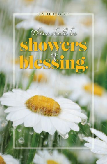 Primer plano de margaritas con gotas de agua; el texto superpuesto reza: «Habrá lluvias de bendiciones. Ezequiel 34:26», en letra blanca y amarilla. Perfecto para boletines de iglesia o para incluirlo en tu orden del servicio con el fin de destacar mensajes inspiradores.
