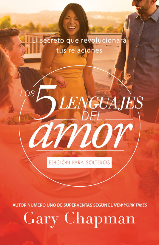 Un grupo de personas sonrientes, con diferentes personalidades, están sentadas y de pie alrededor de una mesa al aire libre. El texto de la portada del libro dice: «Los 5 lenguajes del amor, edición para solteros», de Gary Chapman.