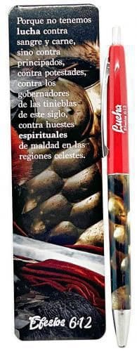 Un marcapáginas con Efesios 6:12 en español y un bolígrafo rojo junto a él. El marcapáginas presenta un diseño inspirado en una armadura, que evoca el concepto de «lucha espiritual», con tonos oscuros y texturas metálicas que reflejan la intensidad de las regiones celestiales.