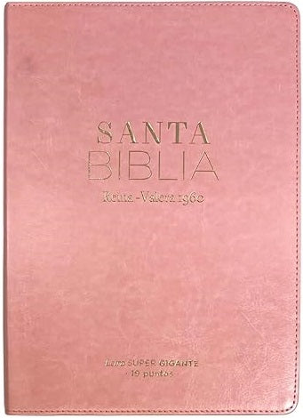 Una «Biblia Super Gigante», edición Reina Valera 1960, encuadernada en cuero rosa, con el texto en relieve dorado en la cubierta y letra de 19 puntos para facilitar la lectura.