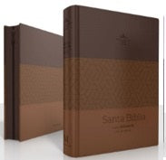 Se muestran dos libros de color marrón, encuadernados en cuero: uno en posición vertical y el otro abierto; ambos llevan escrito «Santa Biblia» en la portada y presentan la «letra gigante» en la traducción de la Reina-Valera 1960.