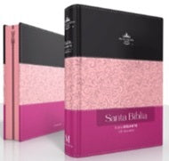 Se muestran dos libros de tapa dura, de color rosa y negro, titulados «Santa Biblia, Reina Valera 1960», con motivos florales y «letra gigante», tanto en posición vertical como abierta.