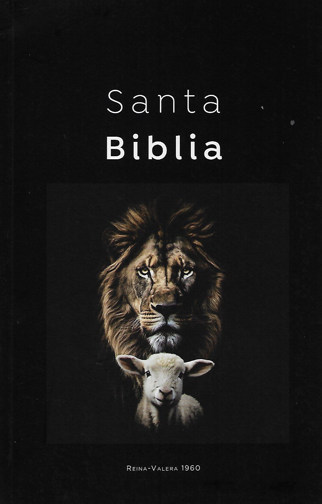 Portada de la Santa Biblia Reina Valera 1960, en formato de bolsillo, en la que aparecen un león y un cordero en el centro sobre un fondo negro.