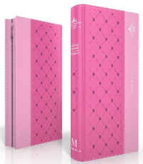 Dos libros de tapa dura de color rosa de la Reina Valera 1960 con cubiertas con diseño acolchado, uno en posición vertical y otro apoyado de canto, ambos con texto en blanco y detalles decorativos.