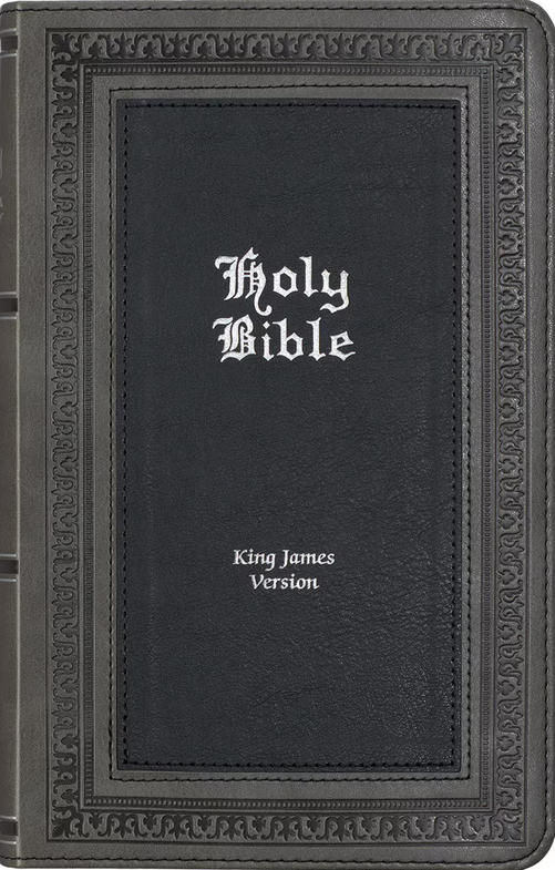 Una edición de la Santa Biblia, versión del Rey Jacobo, con tapa encuadernada en cuero negro, con detalles ornamentados en los bordes, texto en relieve plateado y páginas con bordes dorados.