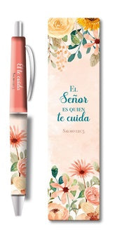 Juego de bolígrafo y marcapáginas con un precioso diseño floral. El marcapáginas lleva la siguiente inscripción en español: «El Señor es quien te cuida. Salmos 121:5», que sirve como recordatorio diario del cuidado de Dios. El bolígrafo tiene un estampado floral a juego y muestra un texto similar, combinando a la perfección fe y elegancia: un regalo muy especial inspirado en Salmos 121:5.