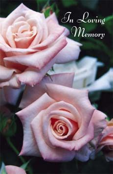 Primer plano de rosas de color rosa pálido con la frase «In Loving Memory» escrita en letra cursiva blanca en la esquina superior derecha, ideal para utilizar en la impresión del orden del servicio o en boletines para la iglesia.