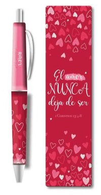 Un bolígrafo rojo y un marcapáginas a juego con corazones rosas y blancos. El marcapáginas lleva la frase en español: «El amor nunca deja de ser», en referencia a 1 Corintios 13:8 de la Biblia.