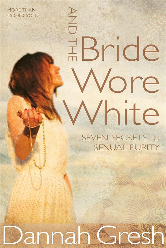 Portada del libro *And the Bride Wore White: Seven Secrets to Sexual Purity* (Y la novia vestía de blanco: siete secretos para la pureza sexual), de Dannah Gresh, en la que aparece una mujer con un vestido blanco que sostiene un collar de cuentas, y que ofrece ánimos y sabiduría a las jóvenes.