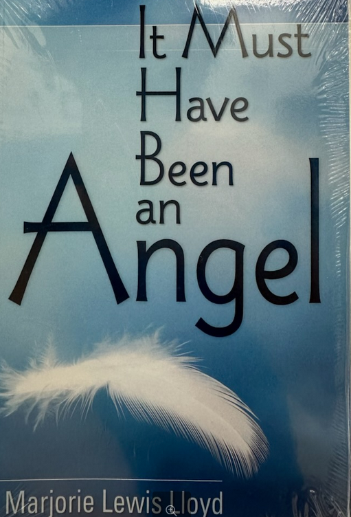 Portada de un libro con fondo azul claro, una pluma blanca y el título *It Must Have Been an Angel*, de Marjorie Lewis Lloyd, en letras blancas y negras, que evoca temas relacionados con las coincidencias cristianas y la providencia divina.