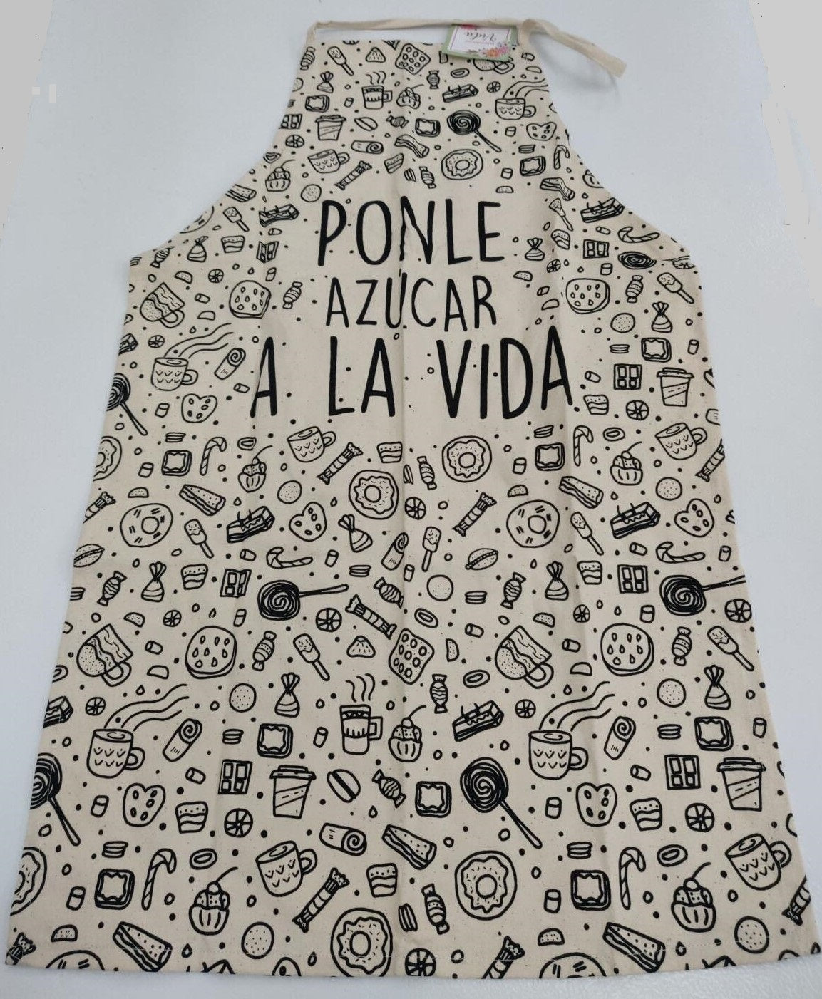 Delantal beige con ilustraciones en negro de postres y dulces, en el que destaca la frase en español «Ponle azúcar a la vida» en letras mayúsculas: perfecto para añadir un toque de dulzura y alegría a tu vida.