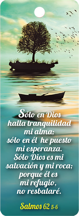 Una escena tranquila en la que se ve un árbol en una pequeña isla con un barco en aguas tranquilas, pájaros volando por encima y el versículo bíblico de Salmos 62:5-6 en español, que recuerda la salvación y la paz que provienen de Dios.