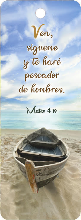 Una barca de remos de madera descansa en una playa de arena, con el mar y el cielo como telón de fondo. Se muestra el texto bíblico en español «Ven, sígueme, y te haré pescador de hombres», de Mateo 4:19.