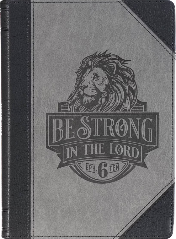 Cubierta de cuaderno de imitación de cuero en tonos grises y negros, con una ilustración de un león grabada y el texto «Sé fuerte en el Señor. Ef. 6:10». Cuenta con páginas rayadas, lo que lo convierte en un cuaderno de versículos bíblicos perfecto para inspirarse cada día.