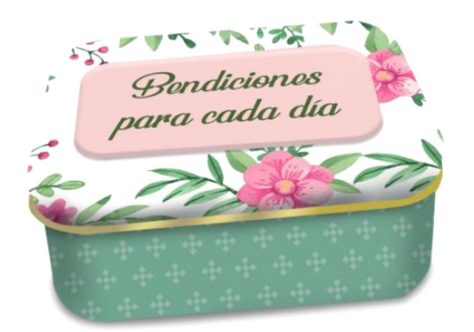 Caja metálica rectangular con motivos florales y tapa verde, decorada con la frase «Bendiciones para cada día» y perfecta para guardar mensajes cristianos o tarjetas con versículos bíblicos.