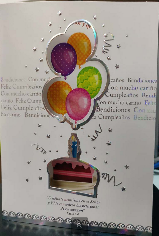 Tarjeta cristiana de alta calidad con globos de colores, un recorte de tarta, estrellas plateadas y un versículo bíblico del Salmo 37:4 en español al pie.