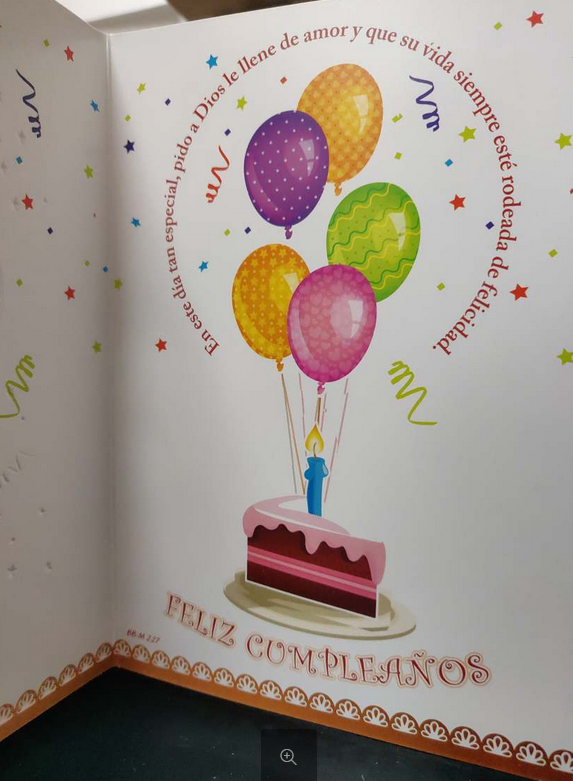 Una tarjeta de cumpleaños de alta calidad con una ilustración de una tarta, una vela azul, cinco globos y el texto en español «Feliz Cumpleaños», junto a una bonita dedicatoria en la parte superior.