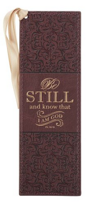 Marcapáginas cristiano de cuero marrón con un motivo floral en relieve, la frase «Quédate tranquilo y sabe que yo soy Dios» en letras doradas y una cinta beige en la parte superior: un regalo inspirador perfecto para recibir ánimos cada día.