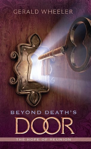 Una llave grande y de estilo antiguo emite luz al acercarse a una cerradura resplandeciente situada en una superficie de madera; el título del libro, *Beyond Death's Door*, de Gerald Wheeler, insinúa la esperanza de un reencuentro y los misterios del más allá.