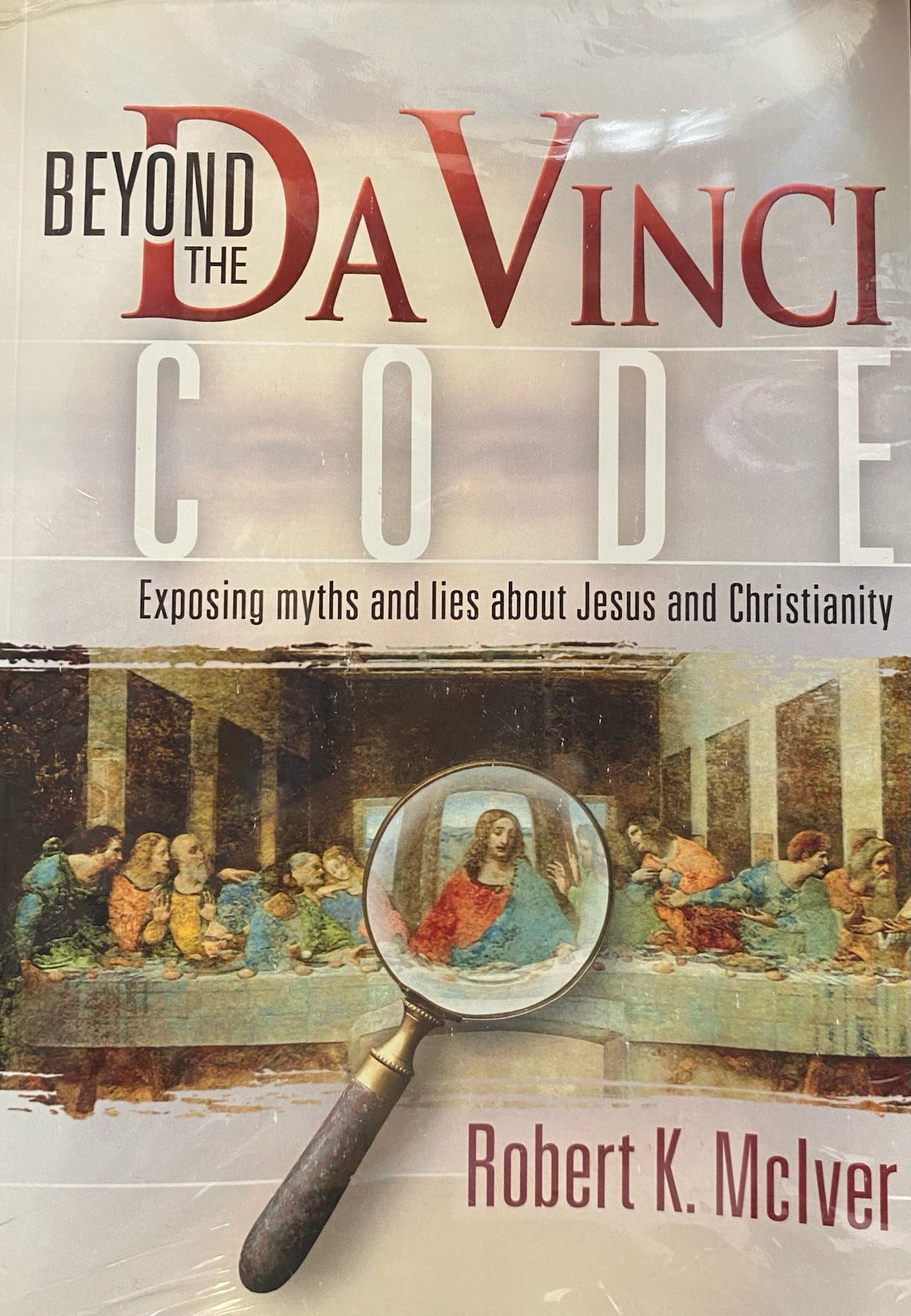 Portada del libro *Más allá del Código Da Vinci*, de Robert K. McIver, en la que aparece una lupa sobre *La Última Cena* de Da Vinci y el subtítulo: «Desmontando los mitos sobre Jesús y el cristianismo».