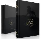Se exponen dos libros de tapa dura negros titulados «Santa Sofía»: una «Biblia portátil» con la traducción de la Reina-Valera de 1960; uno está colocado en posición vertical, mostrando la portada, y el otro, tumbado, mostrando la contraportada.