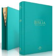 Se muestran dos libros de tapa dura de color verde azulado titulados «Santa Biblia»: uno en posición vertical y otro ligeramente abierto, dejando ver las secciones marcadas con separadores, en los que destaca la «Biblia con índice y letra grande» de la versión Reina Valera 1960, pensada para facilitar la lectura.