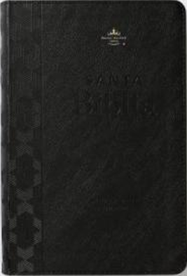 Una Biblia de tapa dura negra, de tamaño de bolsillo, con el título «Santa Biblia» grabado en relieve en la portada, con letras gigantes y un pequeño emblema dorado en la parte superior. Edición Reina-Valera 1960.