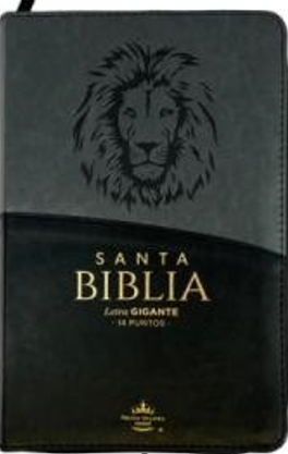 Una «Biblia con cierre» en español, encuadernada en cuero negro, con una ilustración de un león, la inscripción en dorado «Santa Biblia Letra Gigante 18 Puntos» y la reconocida traducción Reina-Valera 1960.