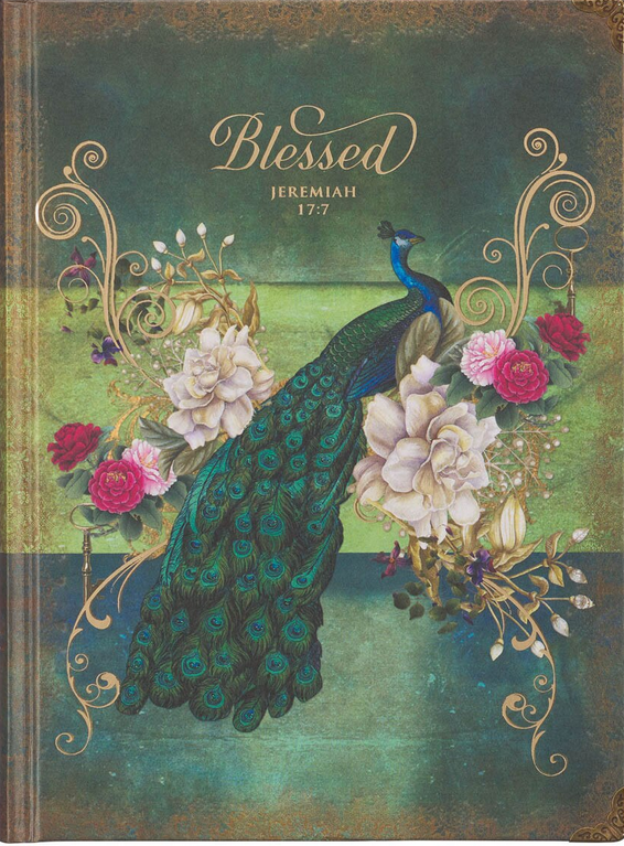 Cuaderno de tapa dura con el título «Blessed», el versículo de Jeremías 17:7, un pavo real, flores blancas y rojas, y arabescos dorados sobre un fondo verde y azul. Incluye páginas rayadas para tus reflexiones.