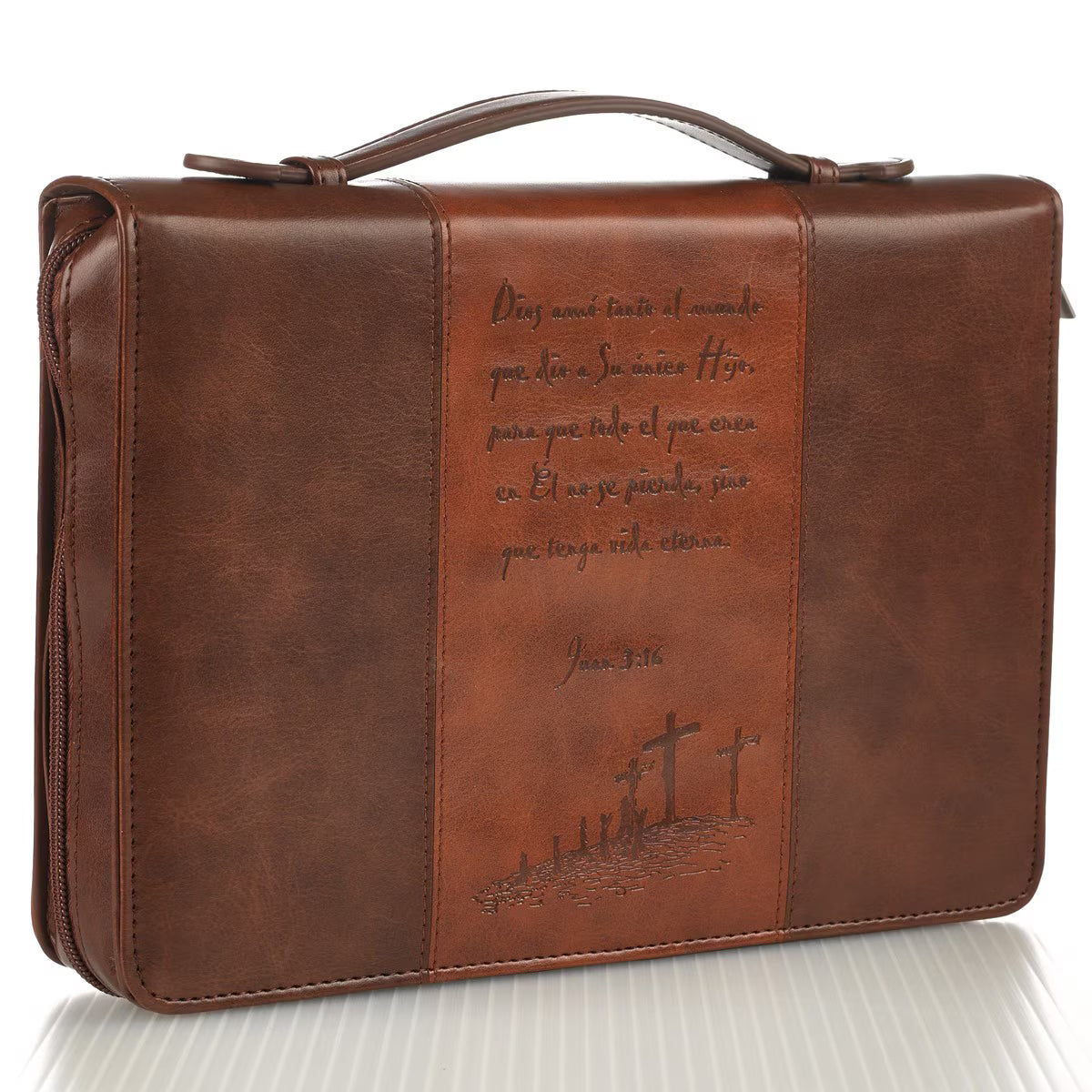 Funda para la Biblia de cuero marrón con cremallera y asa, con un texto grabado en español —Juan 3:16— y una imagen de tres cruces en una colina.