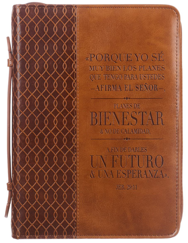 Tapa de cuero marrón fabricada en funda de cuero sintético con un motivo geométrico en relieve y el versículo bíblico español de Jeremías 29:11 sobre los planes de bienestar, futuro y esperanza, bellamente representado en texto grabado en color oscuro. Este accesorio para la Biblia combina fe y estilo en un diseño resistente.