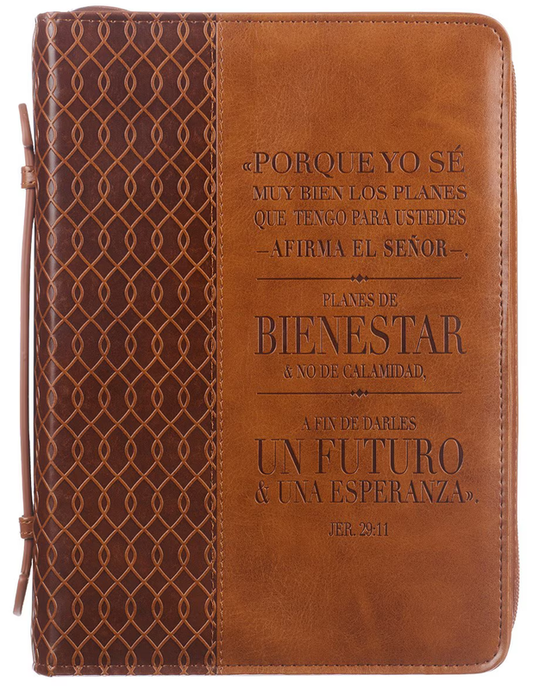 Tapa de cuero marrón fabricada en funda de cuero sintético con un motivo geométrico en relieve y el versículo bíblico español de Jeremías 29:11 sobre los planes de bienestar, futuro y esperanza, bellamente representado en texto grabado en color oscuro. Este accesorio para la Biblia combina fe y estilo en un diseño resistente.