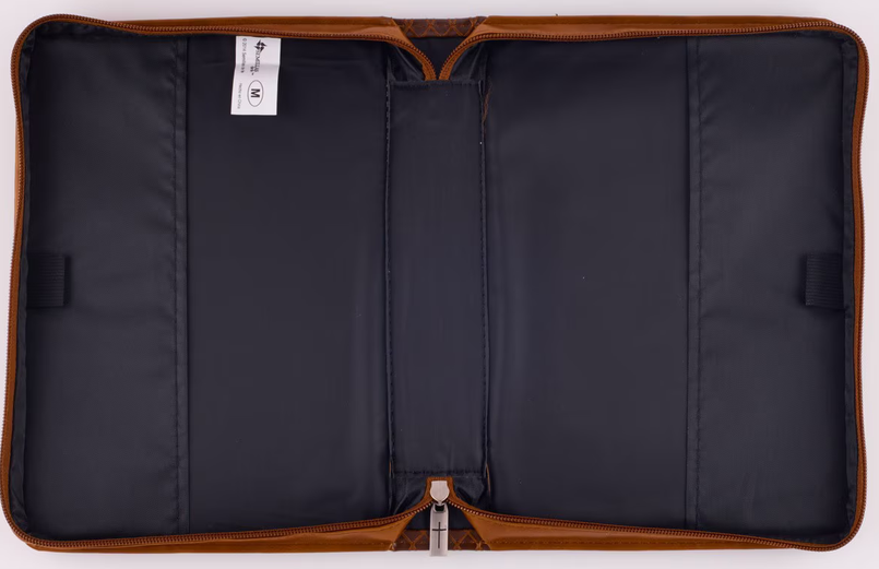 Funda para Biblia abierta, vacía, de color marrón y negro, con cremallera, bordes cosidos y una etiqueta blanca en la parte superior izquierda del interior, fotografiada desde arriba sobre un fondo neutro.