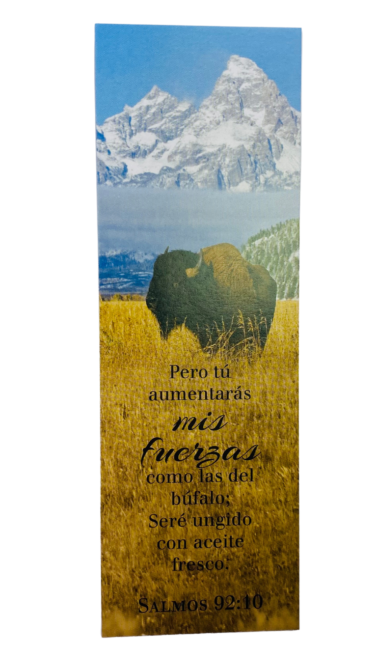 Un letrero cristiano muestra un búfalo en un campo con montañas al fondo, sobre el que aparece el versículo bíblico en español del Salmo 92:10. Disponible en paquetes de 25 unidades.