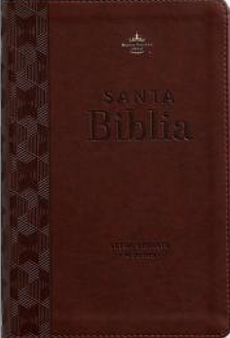 Una Biblia en español encuadernada en cuero marrón con el texto «Santa Biblia» grabado en relieve en la portada, con letra gigante y un motivo geométrico en el lado izquierdo; incluye una concordancia bíblica para facilitar la consulta.
