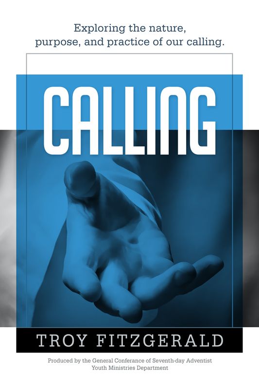 Portada del libro *Calling*, de Troy Fitzgerald, en la que aparece una imagen en tonos azules de una mano extendida y el subtítulo sobre la exploración de la naturaleza, el propósito y la práctica de la vocación: un cautivador libro devocional cristiano dirigido a jóvenes adultos que buscan el discipulado.