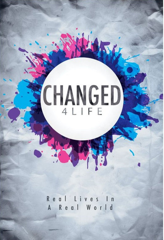 El logotipo circular de CHANGED 4 LIFE destaca sobre salpicaduras de pintura azul, rosa y morada sobre un fondo de papel gris arrugado. Debajo se lee: «Vidas reales en un mundo real», un mensaje sobre el amor de Dios por los jóvenes latinos.
