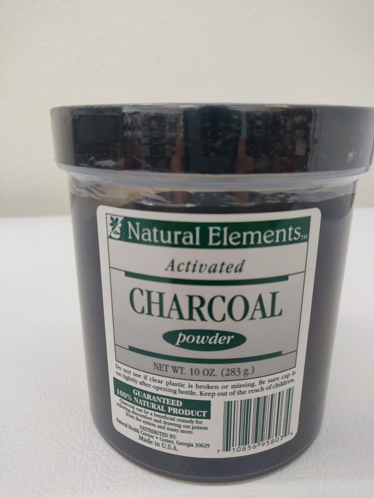 Un envase de 10 oz de carbón activado en polvo de Natural Elements con tapa negra, etiquetado como un producto 100 % natural garantizado, conocido por sus potentes propiedades de adsorción.