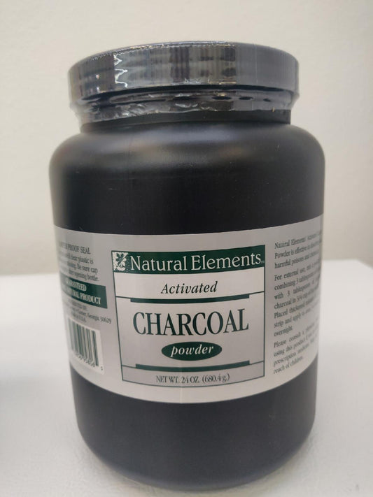 Un envase de plástico negro con la etiqueta «Natural Elements Activated Charcoal Powder» (carbón activado), con un peso neto de 24 oz (680,4 g), descansa sobre una superficie blanca con un fondo liso; ideal para ayudar con las molestias intestinales y los procesos de adsorción.