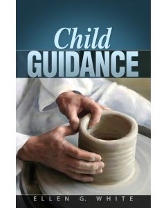 Portada del libro *Child Guidance*, de Ellen G. White, en la que aparecen unas manos moldeando arcilla en un torno de alfarero sobre un fondo azul, lo que simboliza la formación del carácter y el cariño de los padres.