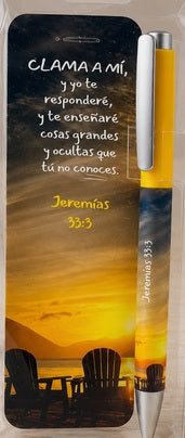 Un marcapáginas y un bolígrafo amarillo con una imagen de una playa al atardecer y el versículo bíblico de Jeremías 33:3.