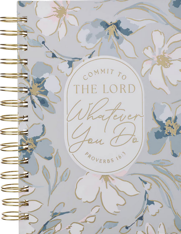 Un cuaderno con encuadernación de espiral, con una portada floral y el texto: «Encomienda al Señor todo lo que hagas. Proverbios 16:3». Incluye páginas rayadas con versículos bíblicos para inspirarte.
