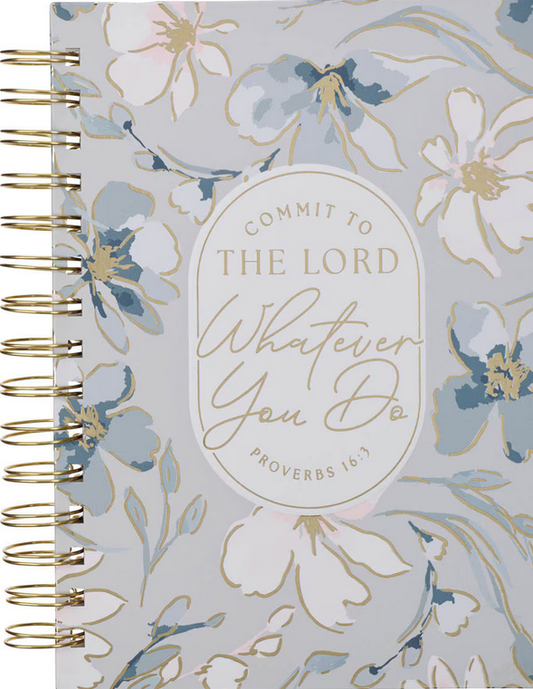 Un cuaderno con encuadernación de espiral, con una portada floral y el texto: «Encomienda al Señor todo lo que hagas. Proverbios 16:3». Incluye páginas rayadas con versículos bíblicos para inspirarte.