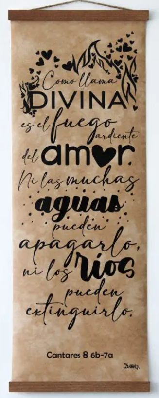 Un rollo decorativo para colgar en la pared que incluye un versículo de la Biblia en español con una tipografía artística, ilustraciones de llamas y agua, y toques de decoración religiosa para dar un toque inspirador a tu espacio.