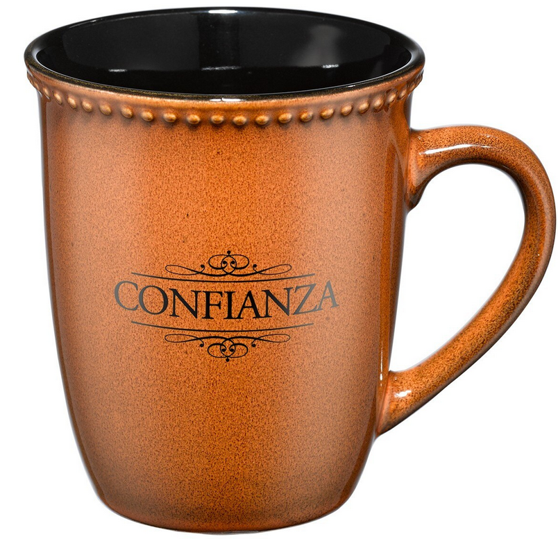 Una taza de cerámica de color marrón con el interior negro, con una capacidad de 14 oz y la palabra «CONFIANZA» impresa en la parte delantera en letras negras; apta para microondas, para mayor comodidad en el día a día.
